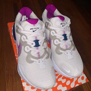 Nike Renew Run Women’s Running Shoe NWT